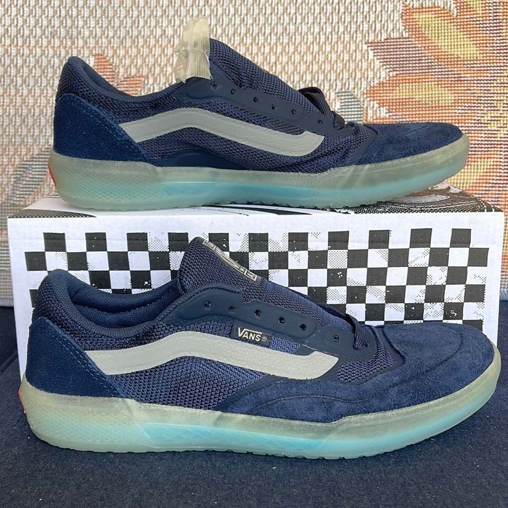 Vans WMNS Ave
Dress Blues/Drizzle
VNOA5JIBWKN
Sneakers - athletic shoes - Picture 2 of 16